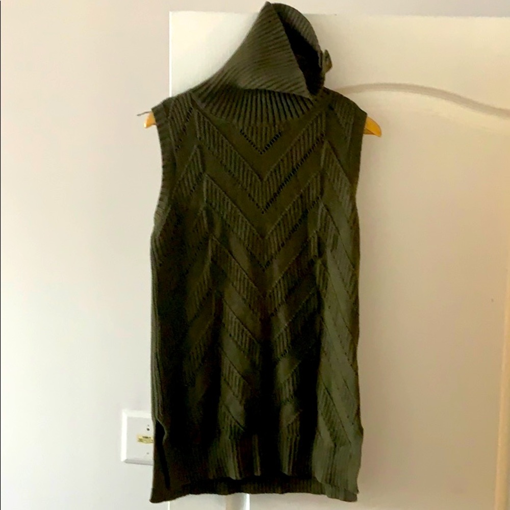 Sleeveless Knit Turtleck
